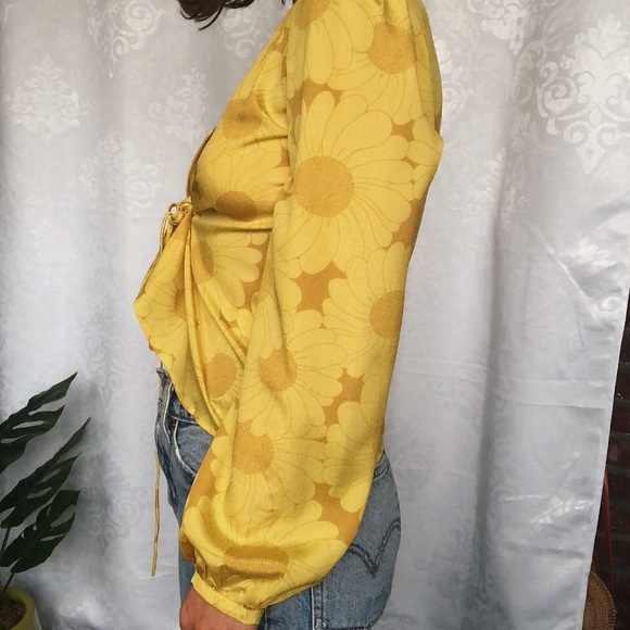 🆕Thora Mustard Yellow Tie Front Puff Sleeve Top - Picture 2 of 8
